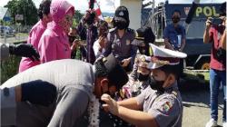 Kunker ke Polres Minahasa, Kapolda Sulut Dikalungi Bunga oleh Polisi Cilik
