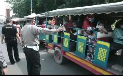 Langgar Prokes, Puluhan Penumpang Kereta Kelinci Diturunkan Paksa Tim Satgas Covid-19<