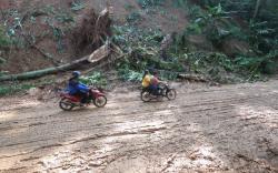 Hujan Deras Picu Longsor di 7 Titik Jalur TPA Sarimukti, Awas Jalan Berlumpur dan Licin<