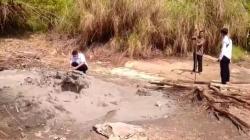 Sampel Lumpur dari Semburan di Desa Cipanas Cirebon Diteliti di Laboratorium<