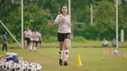 Pemain Arema Putri Shafira Ika Juggling Bola di Pantai, Netizen Gagal Fokus