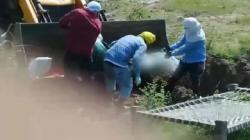 3 Anak Bawa Jenazah Ayah Pakai Backhoe Viral di Medsos, Netizen Lontarkan Kecaman