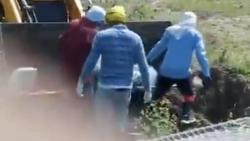 Viral Anak Bawa Jenazah Ayah Korban Covid Pakai Backhoe lalu Dikubur di Lapangan