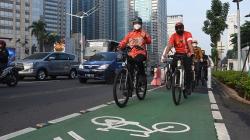 Pakai Batik Oranye, Gubernur Anies Gowes Peringati Hari Sepeda Sedunia