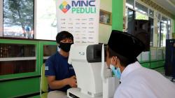 Potret Santri Periksa Mata dan Pakai Kacamata Gratis dari MNC Peduli
