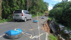 Jalan Lintas Asahan-Tobasa Ambles Tanpa Ada Perbaikan, Warga Resah