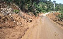 Sisa Lumpur Masih Ada, Jalan Sarimukti Berbahaya bagi Pemotor<