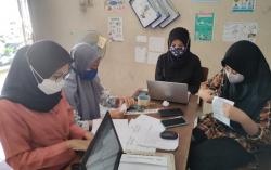 Kisah Perjuangan Mahasiswi Cantik Naik Turun Gunung demi Mengajar Siswa SD