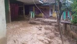 Kampung Babakan Cingkeuk Cianjur Diterjang Longsor, Sejumlah Rumah Tertimbun<