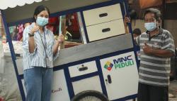 Terima Bantuan Gerobak dari MNC Peduli, Pedagang Kemayoran Terharu