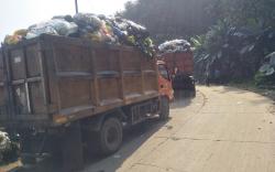 Setiap Hari Diguyur Hujan, Truk Sampah Antre Lama di TPA Sarimukti KBB<