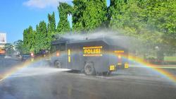 Mobil Water Canon Semprot Jalanan Kota Kudus dengan Cairan Disinfektan 
