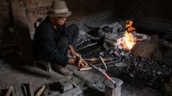 Melihat Ki Empu Sungkowo Membuat Keris yang Dijual ke Singapura hingga Amerika