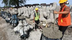 Begini Cara Membuat Batu Pemecah Ombak Jenis Tetrapod