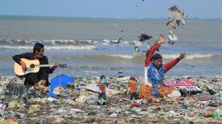 Aksi Teatrikal di Atas Tumpukan Sampah Plastik Pantai Dadap Indramayu