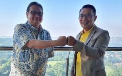 Kenakan Kaus Kuning, Ridwan Kamil Bertemu Ketum Golkar Airlangga di Bandung<