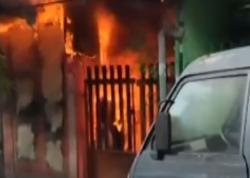 Video Rumah Sekaligus Warung Ayam Geprek di Surabaya Ludes Terbakar