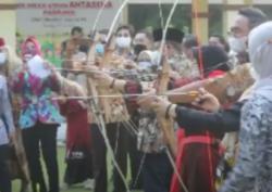 Begini Reaksi Mensos Risma Girang Busur Panah Tepat Sasaran