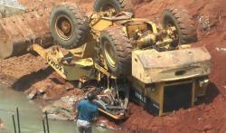 Alat Berat Terperosok ke Sungai Sedalam 7 Meter, Pengemudi Tewas Terjepit