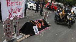 Mahasiswa UNS Solo Bawa Keranda Jenazah Gelar Aksi Selamatkan KPK
