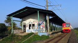 Suasana Stasiun Pondok Rajeg Penuh Coretan di Tiang dan Dinding