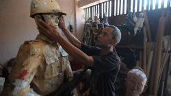 Kreatif, Penyandang Tunanetra Ini Buat Patung Berbahan Kertas Koran