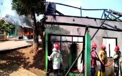 Api Kompor Sambar Bensin, Rumah di Cirebon Ludes Terbakar, Suami-Istri Terluka