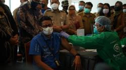 Momen Sandiaga Uno Disuntik Vaksin AstraZeneca Tahap Pertama 