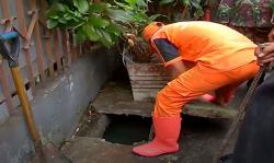 Video Jasad Bayi Ditemukan Petugas PPSU di Selokan Senen Jakpus