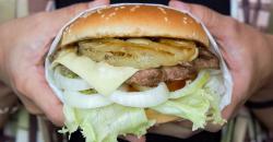 Sensasi Menikmati Burger dengan Topping Keju Leleh dan Goreng, Menggugah Selera