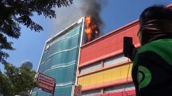 Kebakaran Gedung Perkantoran di Makassar Jadi Tontonan Warga