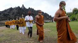 Ritual Uposatha Mandala Puja, Umat Buddha Kelilingi Candi Borobudur