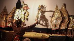 Dalang Cilik Memainkan Wayang Kulit Perkenalkan Budaya Indonesia