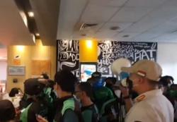Video 32 Gerai Cepat Saji di DKI Jakarta Disegel Petugas Akibat Langgar Prokes