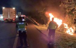 Avanza Ngebut di Pusat Kota Bandung Tabrak Pemotor dan Terbakar di Tol Padaleunyi<