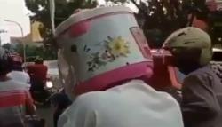 Viral Pengendara Motor Pakai Helm Magic Com, Netizen Ngakak
