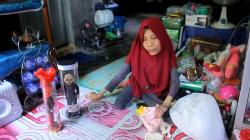 Viral Perempuan Penyandang Disabilitas Jago Bikin Boneka, Ada yang Mirip Deddy Corbuzier