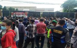 Ratusan Orang Antre Vaksinasi Covid-19 TNI-Polri di Grand Ballroom Sudirman Bandung<