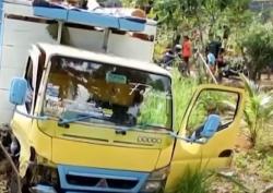 Video Kecelakaan Maut Truk Bermuatan Kayu dengan Minibus, 1 Orang Tewas