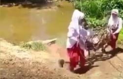 Video Viral Siswa SD Sebrangi Sungai dengan Keranjang Terbang