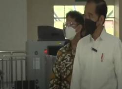  Begini Gaya Presiden Jokowi Sapa Peserta Vaksin di Pelabuhan Tanjung Emas