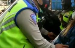 Video Wanita Hamil Tua Pingsan di Jalan saat Berboncengan Motor