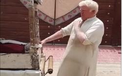 Viral Pria Penjual Es Krim Mirip Donald Trump<