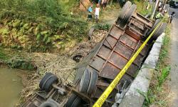 Truk Tebu di Blitar Terjun Bebas ke Sungai, Pengemudi Terjepit dan Pingsan 