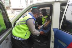  Aksi Polantas Jakpus Tolong Ibu Hamil Viral di Medsos