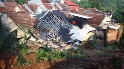 Rumah Hancur Tertimpa Tanah Longsor di Ciputat