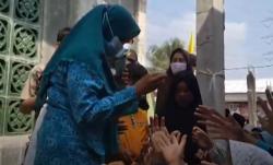 Bupati Bekasi Bagi-Bagi Uang ke Warga, Timbulkan Kerumunan