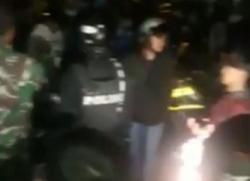 Video Pria di Tasikmalaya Serang Rumah Mantan Pacar dengan Golok<