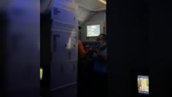 Serang Pramugari Sambil Ancam Akan Jatuhkan Pesawat, Penumpang Ini Ditangkap Kru dan Penumpang<