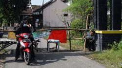 Gegara Klaster Hajatan, Akses Menuju Desa Bantengan Madiun Ditutup